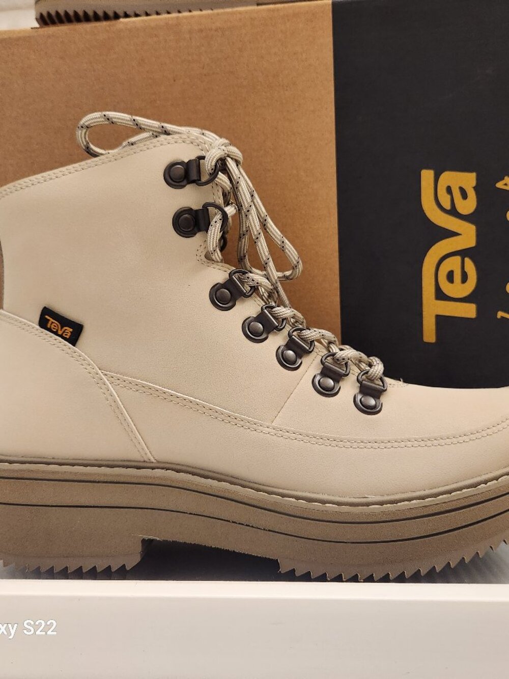 Teva W Midform Lace up boots. NIB. Size 8